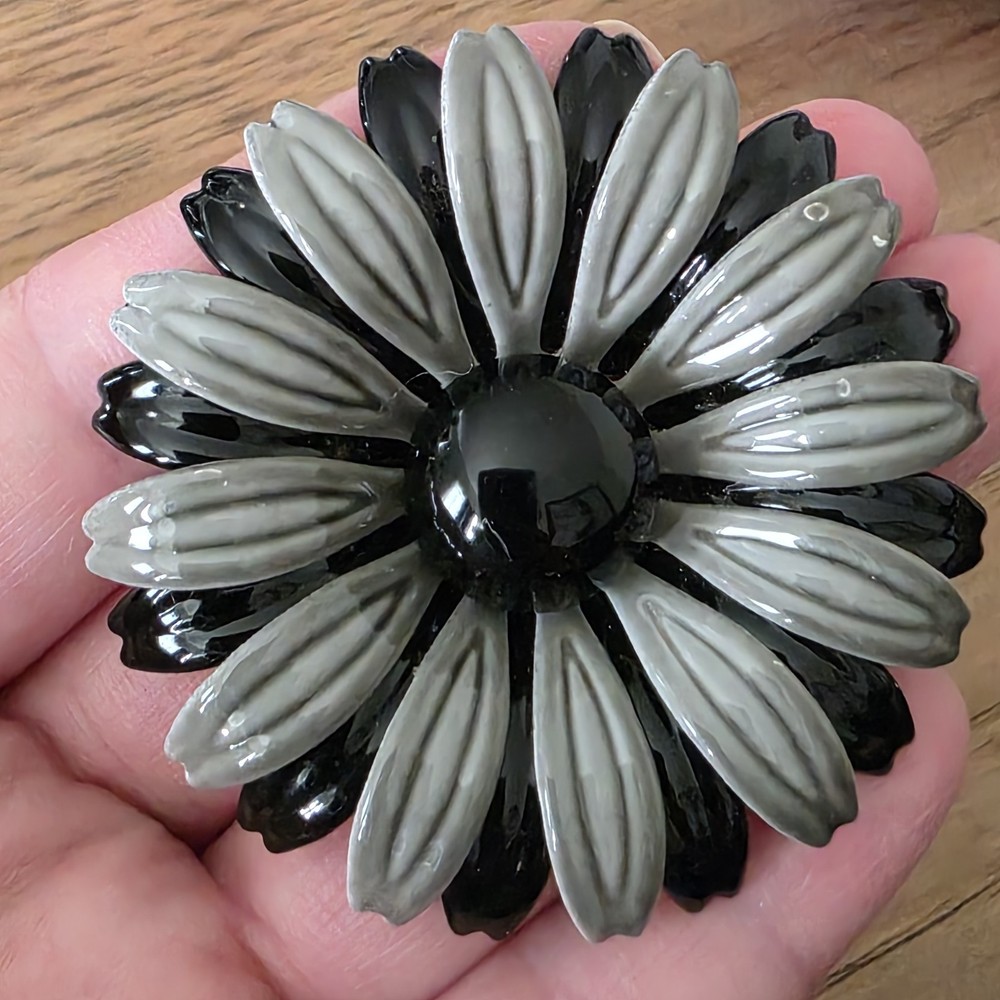VTG Large Pop Mod Black Grey Gray Enamel Metal Flower Brooch