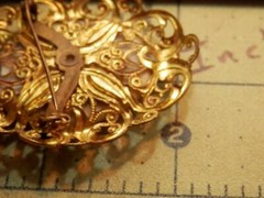 Vintage 70’s Lovers Cameo Pretty Ornate Brass Classic Oval Setting Brooch 595ag0