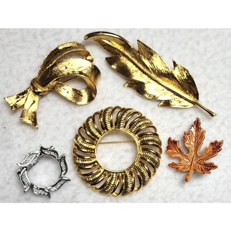 All Signed Brooches 5 Pc Lot Leaves Wreath Circle Napier JJ Gerry’s Goldtone