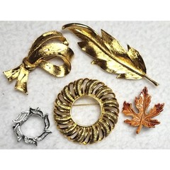 All Signed Brooches 5 Pc Lot Leaves Wreath Circle Napier JJ Gerry’s Goldtone