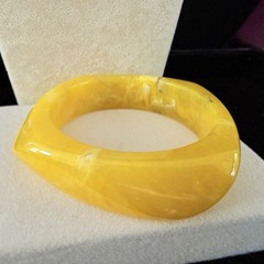 VTG. ESTATE 1980’s BUTTERSCOTCH & WHITE SWIRLED ASYMMETRICAL BRACELET-BG176
