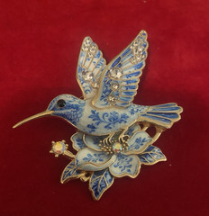 Toile Blue&White Pattern Gold Trim Rhinestones Enamel Hummingbird Flower Brooch