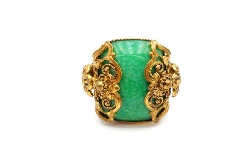 Vintage Ring Gold Tone Green Piking Glass Size 5.25 Adjustable