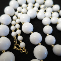 VTG Japan White & Gold Tone Beaded Necklace 30″ Fluoresces Beautiful Graduated