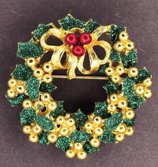 Cute Vintage Gold Tone Christmas Wreath Brooch Bow Pin Red Green Glitter