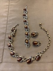 LISNER MOLDED BROWN LUCITE LEAF NECKLACE BRACELET EARRING SET