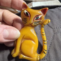 Vintage 13.3g Butterscotch Yellow Bakelite Sitting Cat Painted Pin Brooch