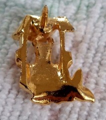 Vintage Small Goldtoned Wishing Well Lapel Hat Pin
