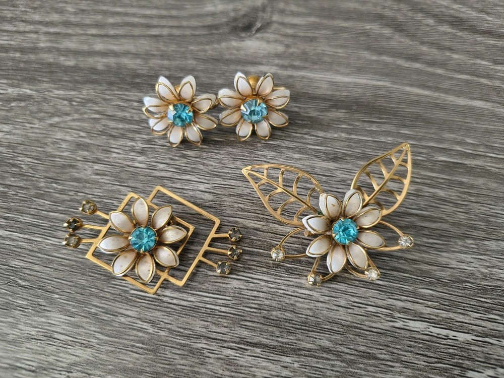 Vintage Bugbee Niles B+N 3 piece 2 Pins 1 Screwback Earrings enamel blue flowers