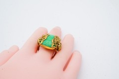 Vintage Ring Gold Tone Green Piking Glass Size 5.25 Adjustable