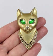 Egyptian Style Green Eyed Cat Head Brooch – Gold Toned Vintage AJC pin
