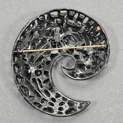 VINTAGE M JENT JET BLACK RHINESTONE BROOCH PIN PAISLEY FILIGREE JAPANNED ESTATE