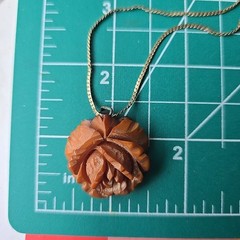 Vintage Carved Rose pendant Gold Tone Chain Necklace 18″L
