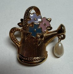 Beautiful AVON Goldtone Enamel Floral Pearl Drop Garden Watering Can Tac Pin