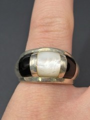 Vintage Sterling Silver Mother Pearl Onyx Dome Ring 6 Grams Size 7.5 D7