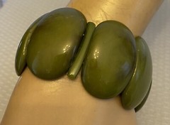 70s Vintage Plastic Stretch Bracelet Big Chunky Dark Green Marble 1-5/8″ Wide