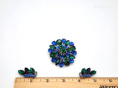 VINTAGE 60’S BLUE/GREEN RHINESTONE SILVER TONE JEWELRY BROOCH/PIN & EARRINGS SET