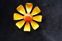 CLASSIC VTG 1960’s DAISY FLOWER BROWN & GOLD ENAMEL METAL PIN BROOCH 2.5″D