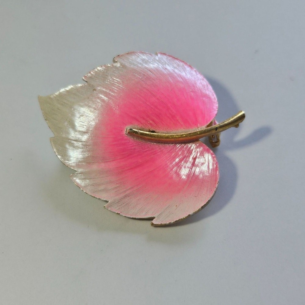 Lind-gal Gold Tone Pink White Enamel Textured Flower Leaf Brooch Vintage 1960’s