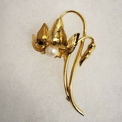 Vintage Midcentry Long Stem Goldtone Faux-Pearl Flower Brooch Pin, Secure Clasp
