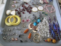 8# Vintage-Now 217pc Costume Jewelry Necklace Earrings Pins Bracelets Lot (Bb17