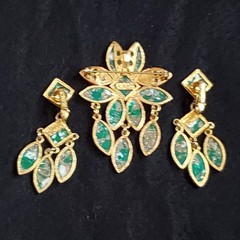 Vintage Celebrity Brooch Earring Set Gold Tone Green Clip On Dangles 2.25″