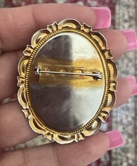 Vintage Cameo Brooch 2’. X 1.5’ in