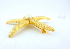 KJL Kenneth Lane Starfish Pin Faux Pearl Gold Tone Textured Metal 2 1/4″