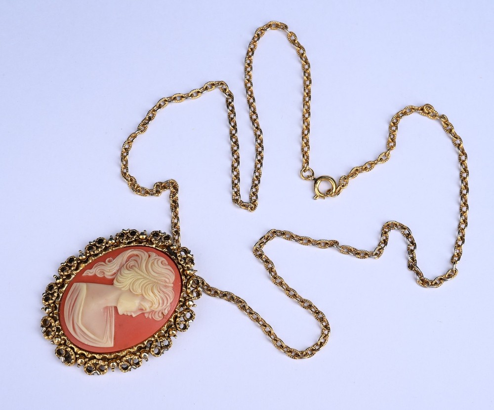 Vintage Cameo Pendant Necklace Gold Tone Filigree Chain 23″