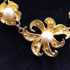 Vintage NATORI Gold Tone Faux Pearl 18 inch Flower Necklace and Earring Set