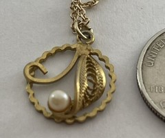 Vintage Pearl on Filigree Leaf Goldtone Pendant Necklace 17 1/2”