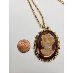 Vintage Left Facing Cameo Pendant Necklace Embossed Cable Chain Rootbeer Acrylic
