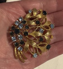 Mint Condition Gorgeous Vintage LISNER Signed Blue Rhinestone & Gold-Tone Brooch