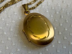 Vtg Gold Filled Locket Necklace 4.8g Fine Jewelry 14.5″ Chain Diamond Cut Design