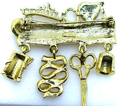Vintage 1970’s A.J.C. Gold-tone “I LOVE QUILTING” Dangling CHARMS Brooch (49)
