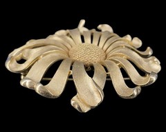 Vintage Trifari Daisy Flower Brooch Textured Brush Gold Tone 3″