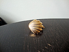 VTG 1970s SCALLOPED SEASHELL GOLD TONE HINGED W/ SAFETY CATCH DRESS/SCARF CLIP