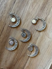 5pcs VTG Antique Silver Double Sided Crescent Moon Filigree Pendant with Circle