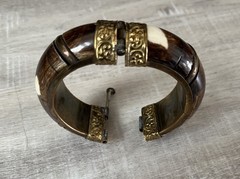 VTG 70s Bangle Bracelet Horn Bone Brass Pin Closure Hinged Chunky Brown Cream 1”