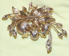 VINTAGE GOLD TONE CLEAR AB CRYSTAL FAUX PEARL FLORAL PIN BROOCH