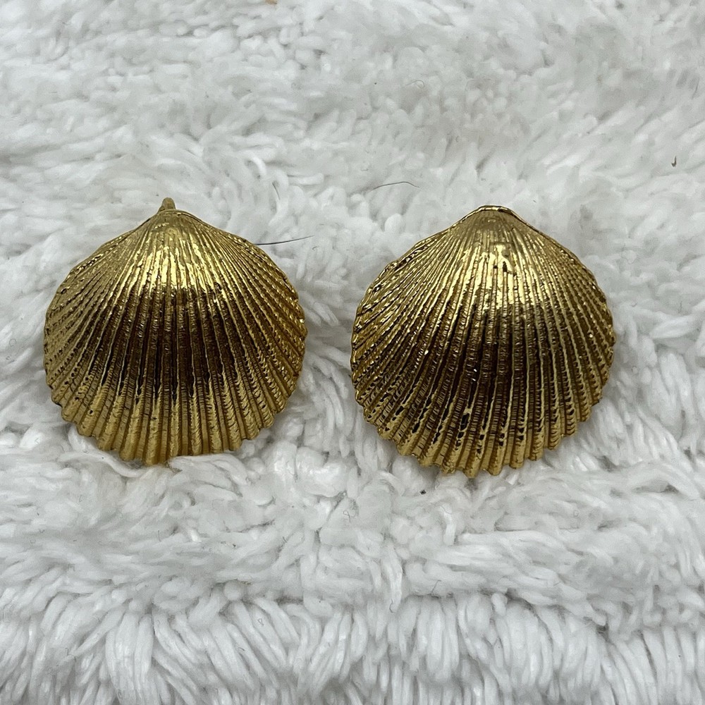 Vintage Scallop Shell Earrings Gold Tone Screw Backs Mermaidcore 1″