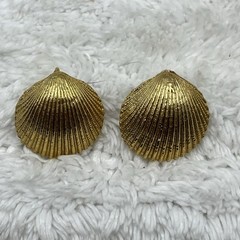 Vintage Scallop Shell Earrings Gold Tone Screw Backs Mermaidcore 1″