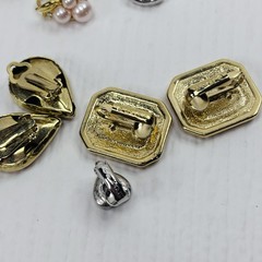 Vintage Jewelry Lot of 4 Pair Clip Earrings AVON & Unbranded B970