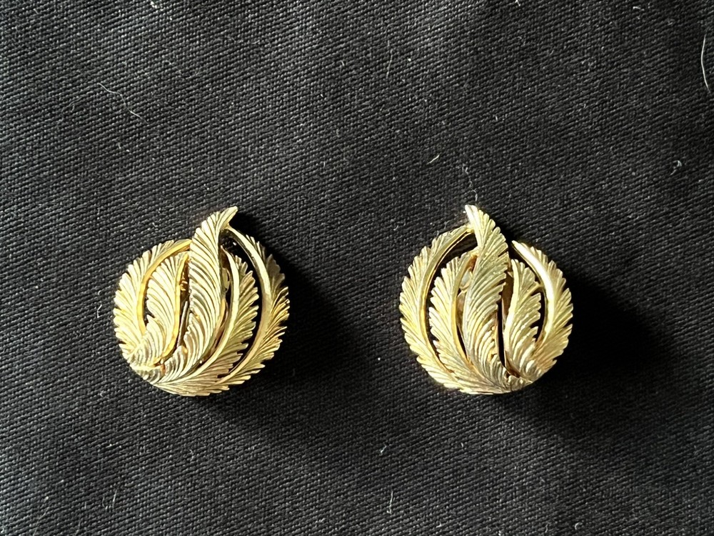 Vintage TRIFARI Crown Gold Tone Swirl Feather Leaf Clip on Earrings 1955-1969