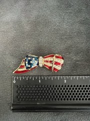 Carolee Flag Brooch Pin Rhinestone Enamel Patriotic Bow Gold Tone New With Tag