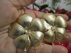 Vtg 80s Runway Couture Large Gold Tone Metal Earrings Daysy Flush Flower
