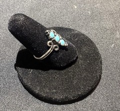 Vintage Turquoise Accented Filigree Scroll Ring Size 6/ Silver Tone Band (1.48g)