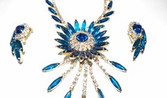 GORGEOUS DELIZZA & ELSTER JULIANA BOOK PIECE BLUE SUNBURST NECKLACE AND EARRINGS
