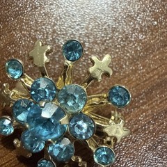 Vintage Gold Tone Snowflake w/ Blue Rhinestones Brooch Pin Scarf Jewelry 1″