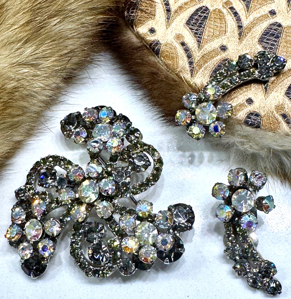 Vintage Juliana D&E Smoky Gray Aurora Borealis Rhinestone Brooch Earrings Set